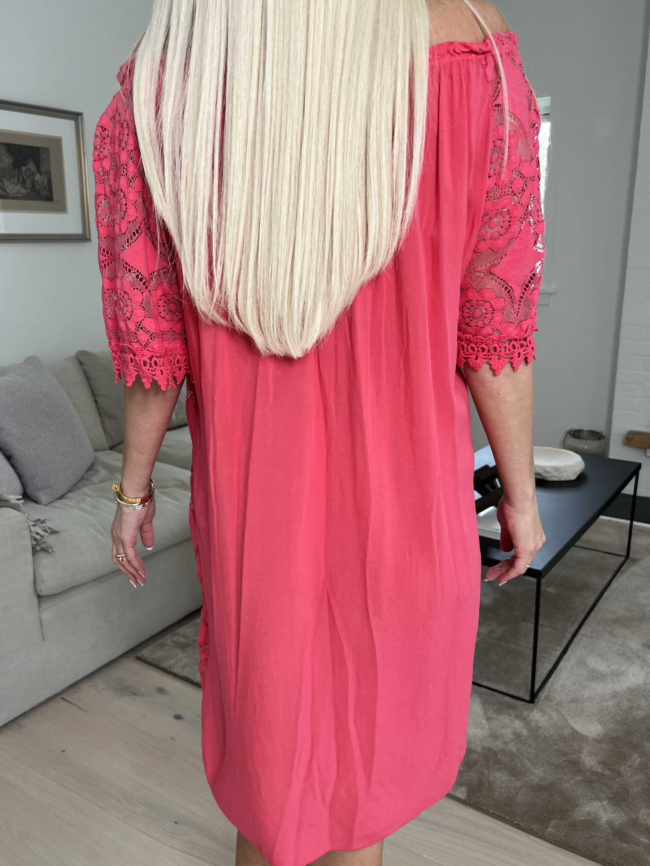 Thea - Sød blondekjole med elastikkant i udskæringen